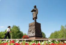 Photo of Они защитили Москву: цветы возложили к памятнику генерала Панфилова в Нур-Султане