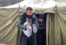 Photo of В сланцах по снегу: мигрантам на границе раздают теплую обувь — видео