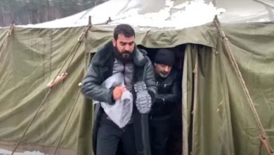 Photo of В сланцах по снегу: мигрантам на границе раздают теплую обувь — видео