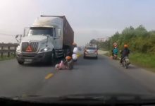 Photo of Мать выхватила ребенка из-под колес грузовика — невероятное видео