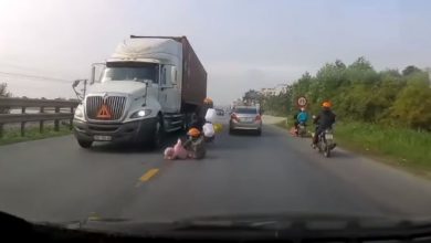 Photo of Мать выхватила ребенка из-под колес грузовика — невероятное видео